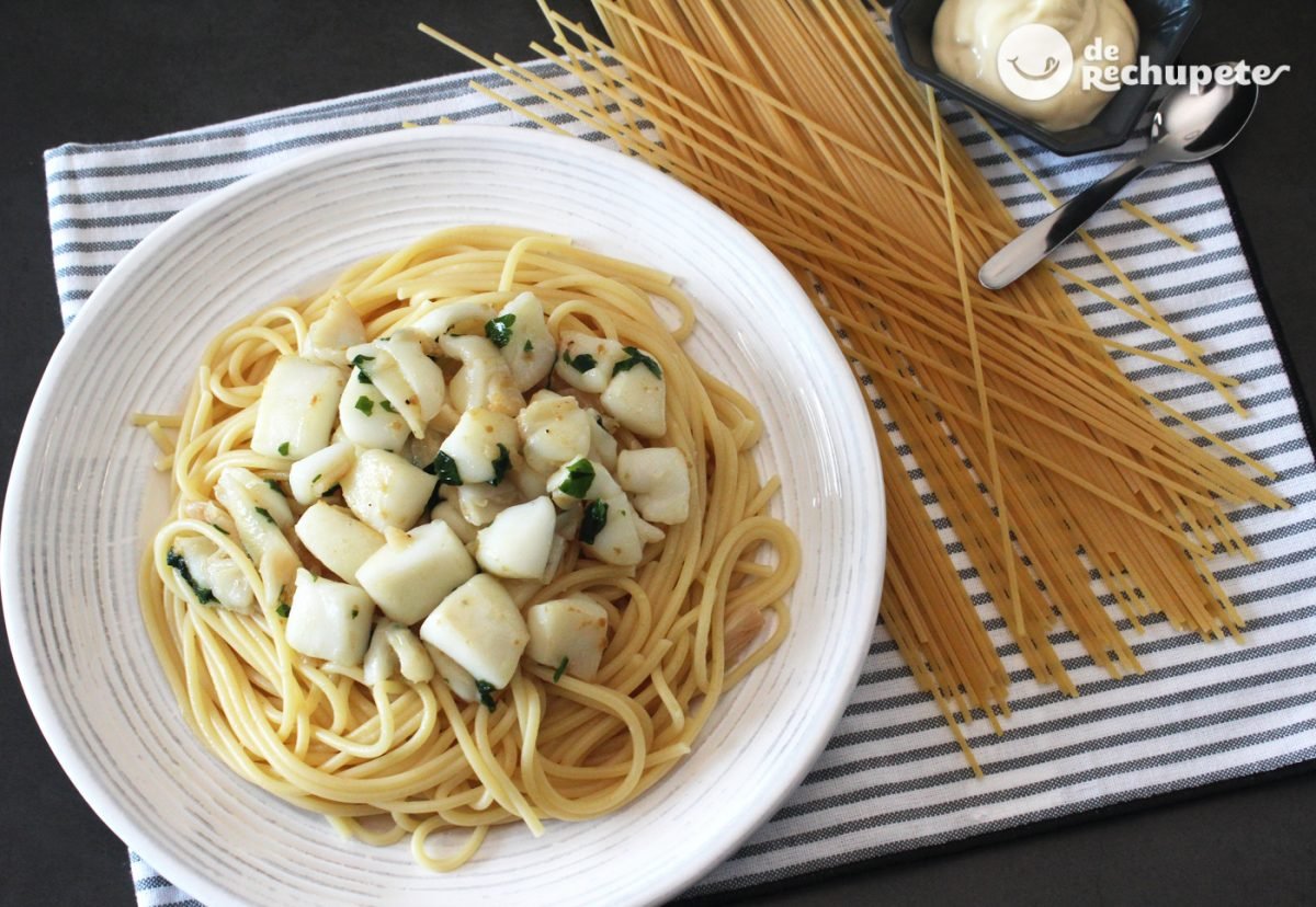 Spaghetti with cuttlefish and garlic