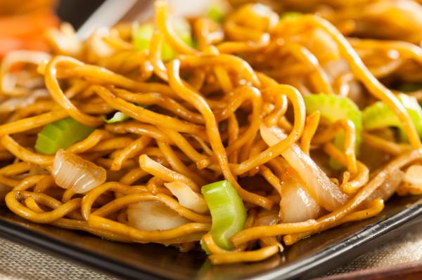 The best recipes for students - Chinese noodles with chicken and vegetables