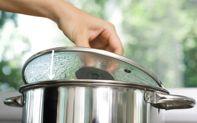 Saving energy and money when cooking: the 14 best tips